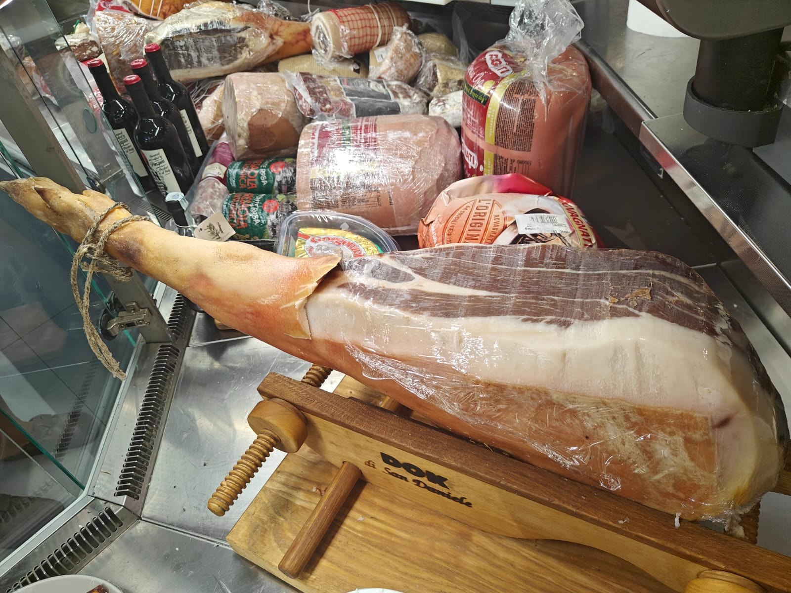 Banco di salumi e gastronomia