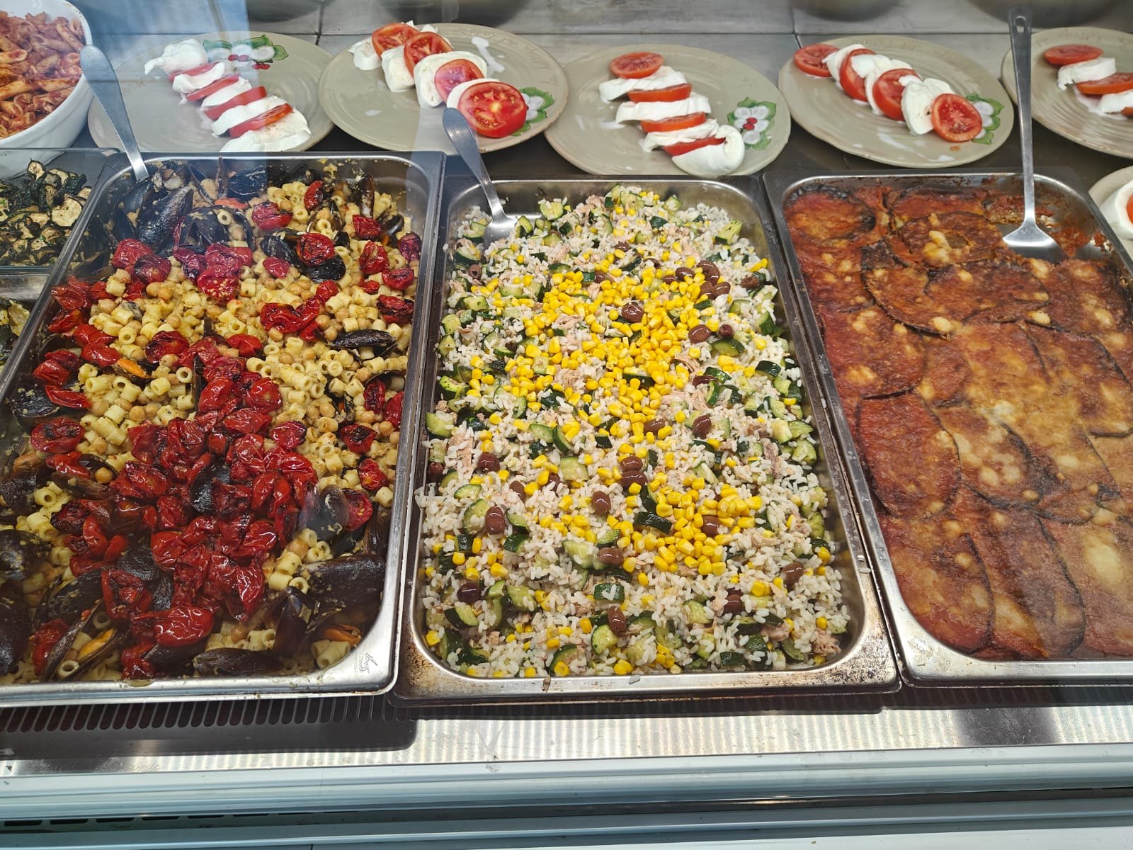 Banco della gastronomia con piatti freschi del giorno