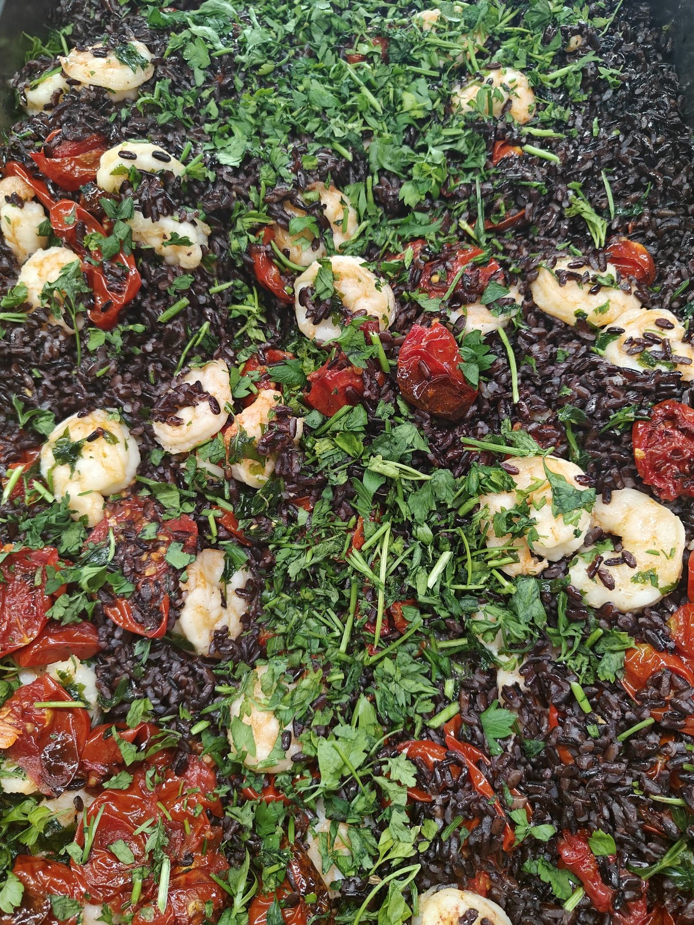 Riso nero con gamberi e pomodorini