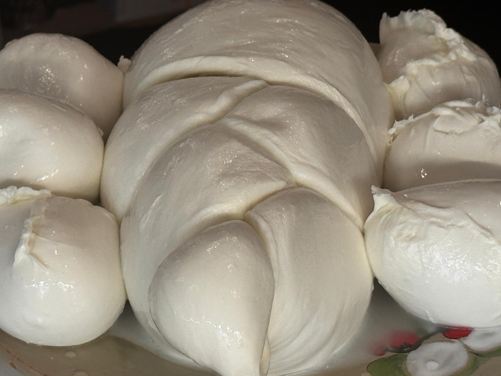 Treccia e mozzarelle di bufala fresche da Donna Anna