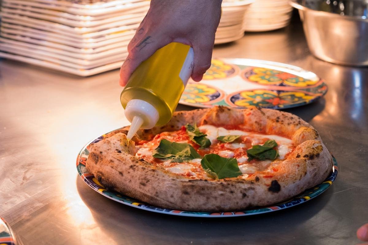 Pizza napoletana completata al pass da Donna Anna
