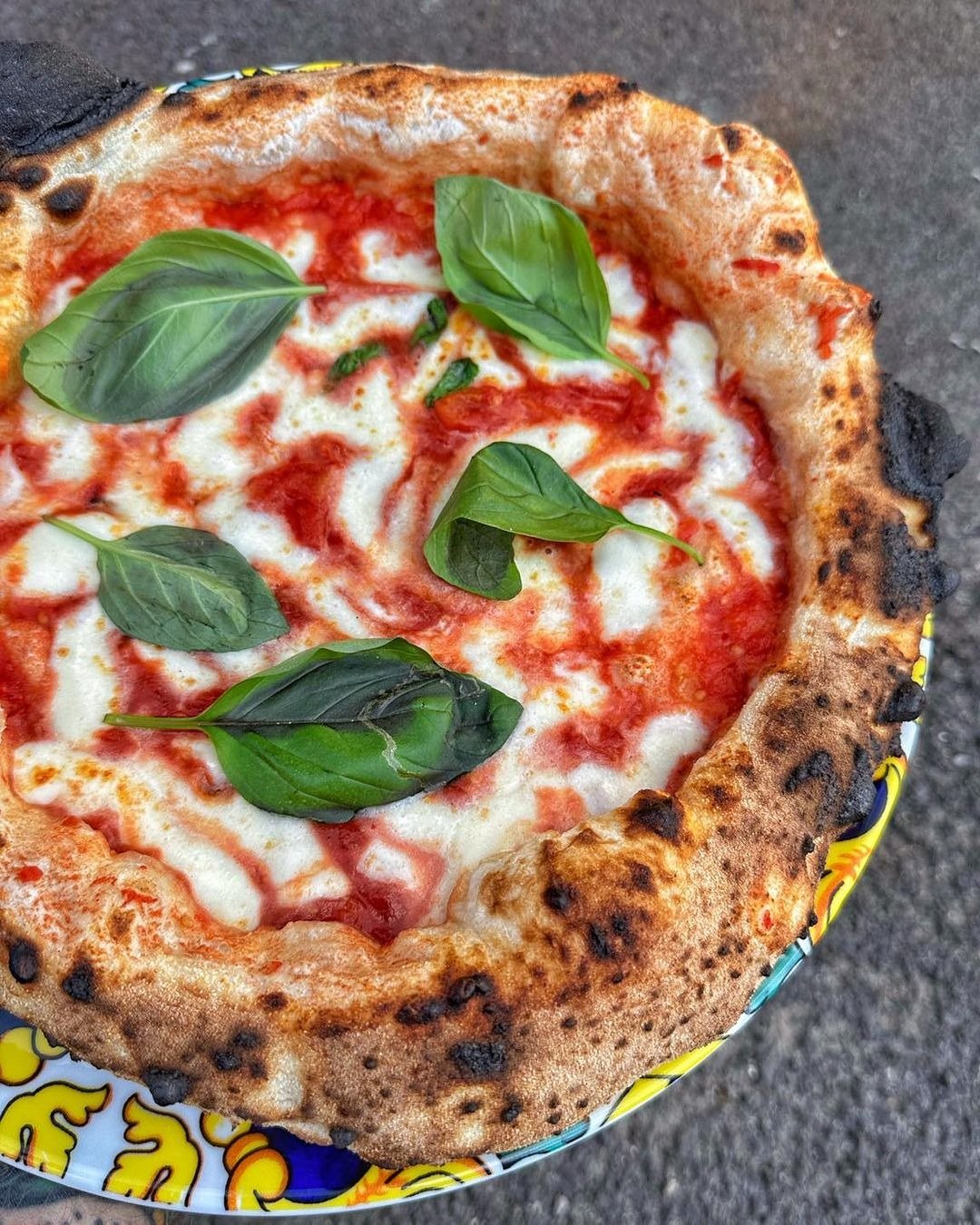 Pizza Margherita con basilico
