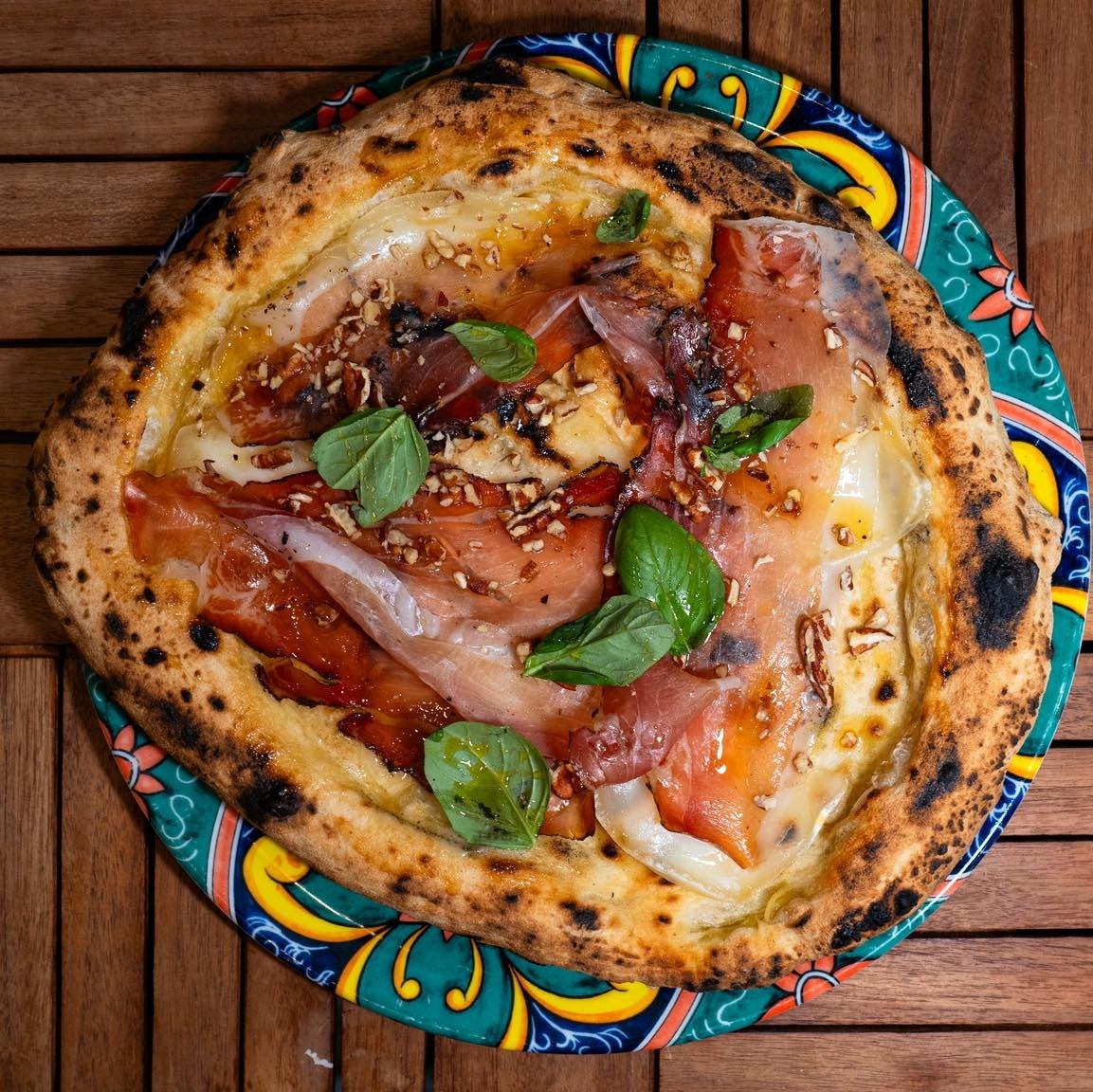 Pizza signature con ingredienti gourmet
