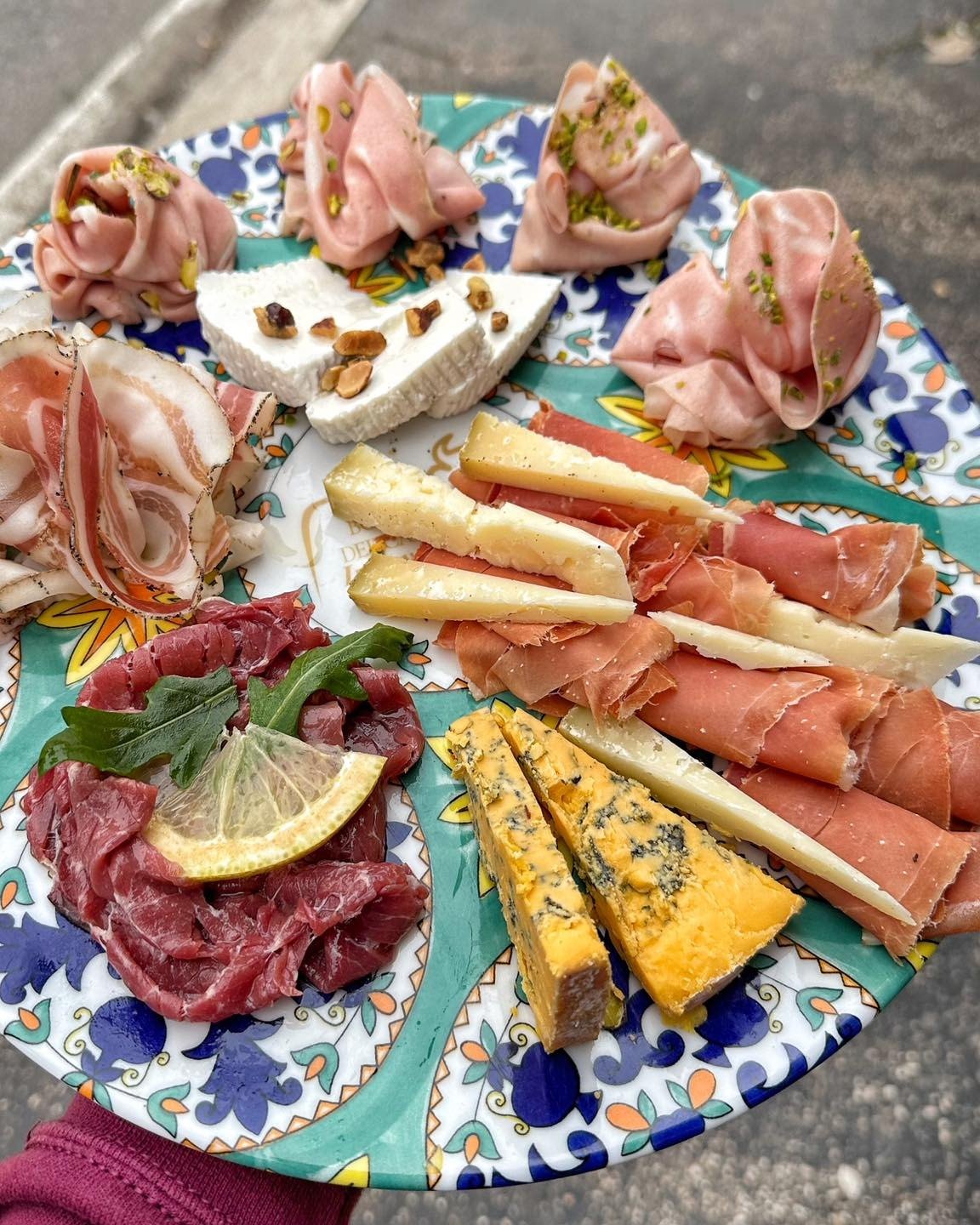 Selezione di salumi, formaggi e specialità per l’aperitivo