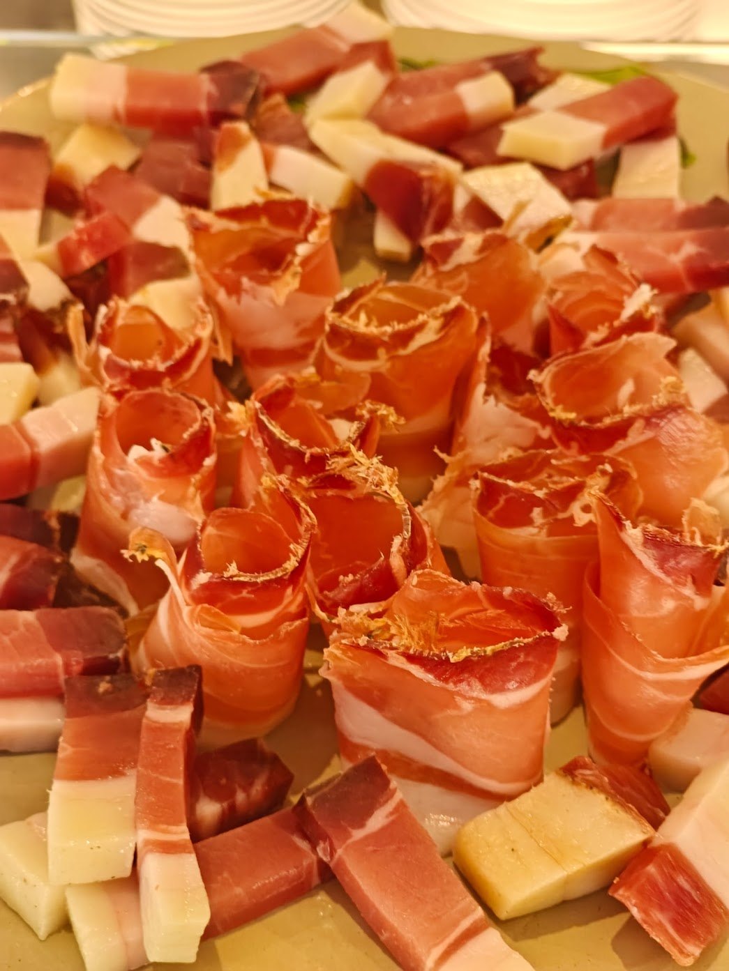 Sfizi di salumi preparati per l’aperitivo